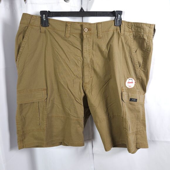 NWT Wrangler Men's 46 Tan Relaxed Fit Knee Length Tech Pocket Shorts - Picture 1 of 8